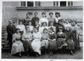 Klasse der Höheren Mädchenschule (späteres Helene-Lange-Gymnasium) im Sommer 1910. Hinterste Reihe, zweite von links: <!--LINK'" 0:12-->.