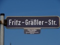 Straßenschild Fritz-Gräßler-Straße mit Erläuterung