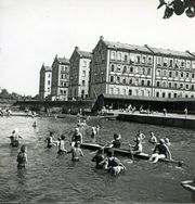 Kißkaltsche Häsuer und Flußbad ca 1940.jpg