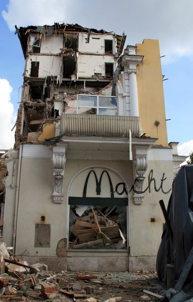 Datei:Parkhotel Abrissarbeiten 2013 15.jpg