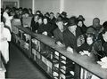 Kundenandrang Schalterhalle AOK Fürth, ca. 1950