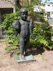 Helene Lange Gymnasium Bronzeplastik II.jpg