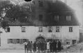 Alte Burgfarrnbacher Mühle mit Familie Wein - in der Mitte Anna und Johann Wein (undatiert, 1920er Jahre vor Mühlenbrand)