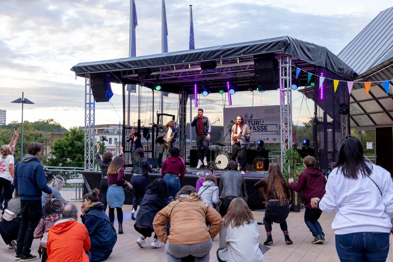 Datei:Frei Luft Galerie 2022 Eröffnung 30.jpg