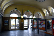 Hauptbahnhof Innenhalle Verkaufsautomaten.jpg