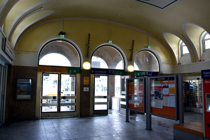 Datei:Hauptbahnhof Innenhalle Verkaufsautomaten.jpg