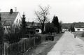 Ehem. Wohnsiedlung in der <a class="mw-selflink selflink">Eschenau</a> vor dem Abriss, ca. <!--LINK'" 0:33-->. Das Haus auf der rechten Seite ist eines der wenigen erhalten gebliebenen. Auf dem freien Platz davor befand sich der <!--LINK'" 0:34-->