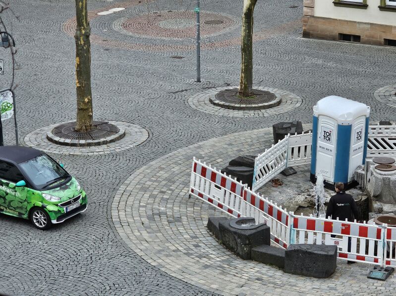 Datei:Rohrspülung 2 Brunnen Löwenplatz April 2025.jpg