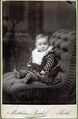 Eingestricktes Kind auf Stuhl 1900.jpg