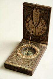 Kleininger Klappsonnenuhr (Stadtmuseum Berlin 1103 i 3).JPG