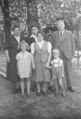 Familienfoto Schmidt + Warmuth vlnr. Frau Warmuth, Waldtraud Waag, geb. Schmidt, Helmut Schmidt, Anna Schmidt, Dieter Schmidt und Bäckermeister Christian "Schoppa" Warmuth, Juli 1946.