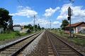 Blick zum <a class="mw-selflink selflink">Bahnhof Vach</a> vom Bahnübergang <!--LINK'" 0:13--> aus. Im Hintergrund rechts <!--LINK'" 0:14--> im Juni 2020