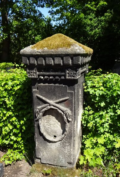 Datei:Grabstein alter Friedhof 2.jpg