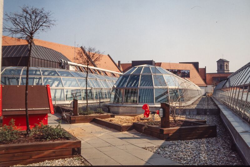 Datei:NL-FW 05 0351 KP Schaack City Center Dachgarten 20.3.1990.jpg