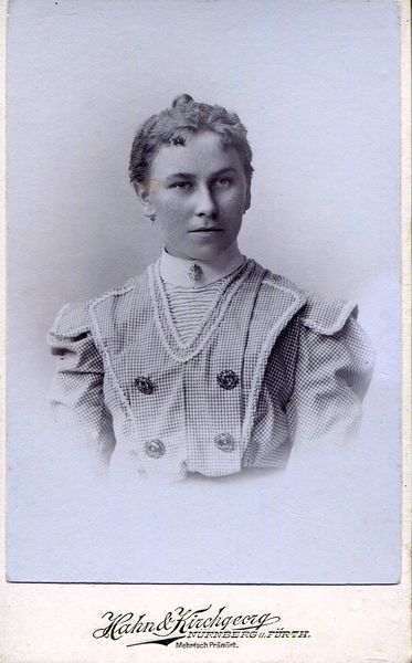 Datei:Frau mit vielen Knöpfen.jpg