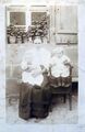 Die Kriegerwitwe Christine Ulrich, geb. Sulzner, mit den Kindern Andreas und Margarete vor ihrem Bauernhof <!--LINK'" 0:243-->, ca. 1919
