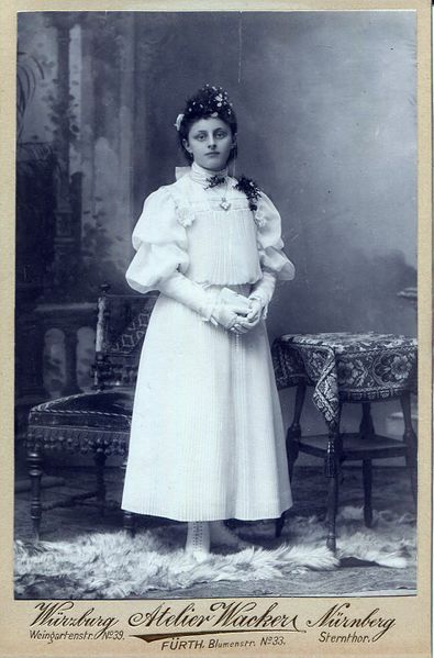 Datei:Wacker Frau in Weiß.jpg