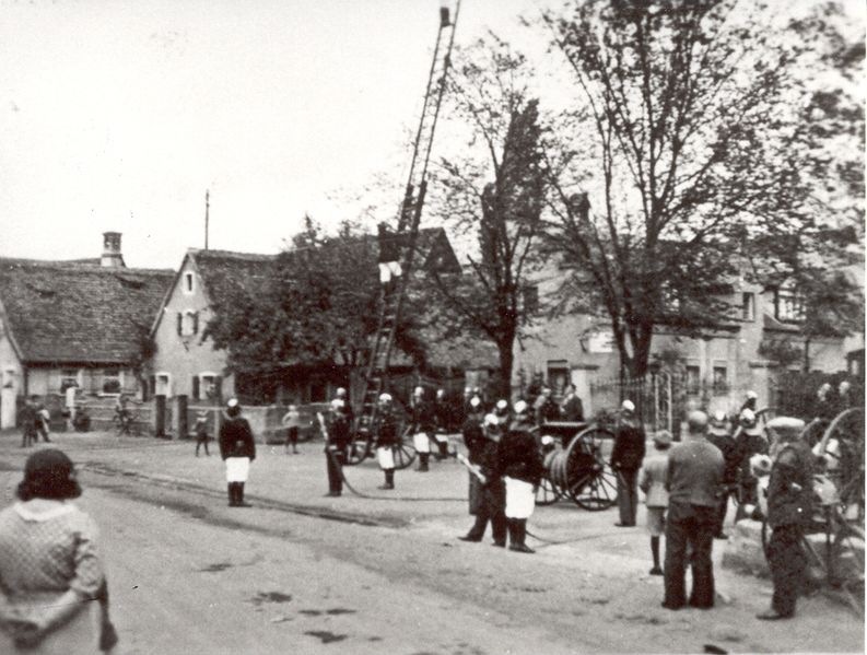 Datei:Feuerwehrübung im Unterdorf.jpg