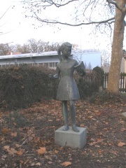 Helene Lange Gymnasium Bronzeplastik.JPG