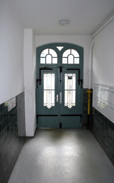 Datei:Juedisches Krankenhaus Eingangstuer.jpg