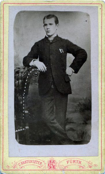 Datei:Mann am Sofa.jpg