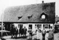 Bauernhof Fam. Schultheiß in Mannhof mit seinen Bewohnern, 2. v.r. Fritz Mehl, Aufnahme von <a class="mw-selflink selflink">1916</a>