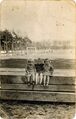 Die Geschwister Harscher, vermutlich vor dem Fußballplatz der ehem. Tuspo Fürth in Ronhof, ca. 1926