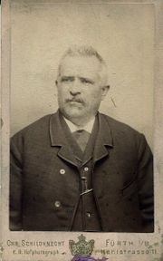 Mann mit starrem Blick.jpg