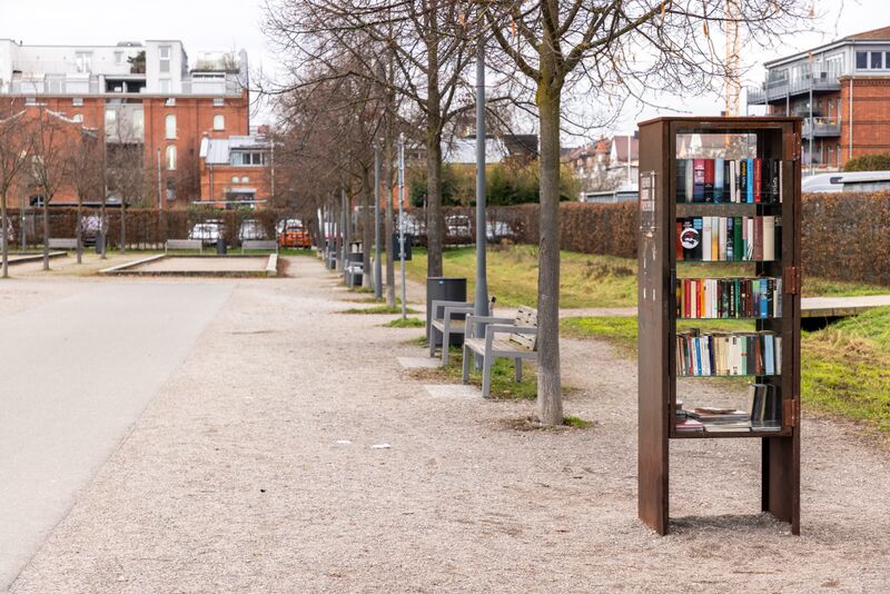 Datei:Bücherschrank Südstadtpark Dez 2025.jpg
