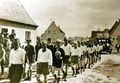Kärwaumzug mit den Fußballern der Alten Herren in der Siedlung in Stadeln; vermutlich 1950er Jahre