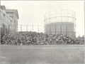 Gaswerk, Gasbehälter mit Kohlenbunker und Kokerei (links), im Vordergrund gesammelte Blech- und Emailleabfälle, Leyher Str. 69, Aufnahme von 1911