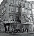Modehaus Fiedler mit Werbung an der Außenfassade, ca. 1940