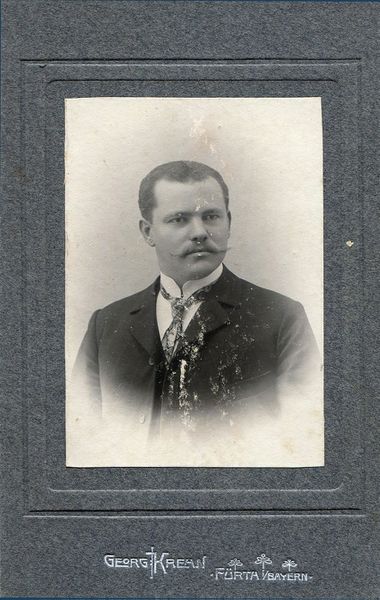 Datei:Krehn Mann mit Anzug.jpg