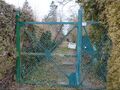 Geschlossenes Tor des Zugangs zur Gartenkolonie "Eigene Scholle" am Brünnleinsweg 58 <span class="smw-highlighter" data-type="8" data-state="inline" data-title="Hinweis" title="Urheber: Benutzer:AhaasErstellungsdatum: 2023Lizenz: cc-by-sa-3.0"><span class="smwtticon note"></span><span class="smwttcontent">Urheber: <!--LINK'" 2:0--><br>Erstellungsdatum: <!--LINK'" 0:1--><br>Lizenz: cc-by-sa-3.0</span></span>
