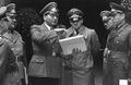 Adolf Schwammberger bei einer Führung mit Hans Frank durch Thorn, rechts im Bild Albert Forster und OB Franz Jakob