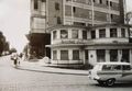 Das alte Café Fenstergucker kurz vor dem Abriss im Juli 1960. Im Hintergrund das Letra-Haus