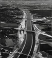 Main-Donau-Kanal - kurz nach Fertigstellung - mit im Bau befindlicher Südwesttangente und kreuzender Verkehrswege, Luftbild ca. 1972