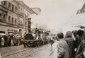 Bahnjubiläum 125 Jahre Eisenbahn. Fahrt des Adlernachbaus auf den <!--LINK'" 0:50--> am 7.12.1960 in der Bahnhofstraße. Im Hintergrund ist das <!--LINK'" 0:51--> erkennbar.