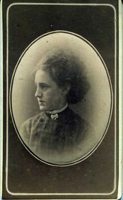 Frau mit Minifliege und Sturmfrisur Greiner.jpg