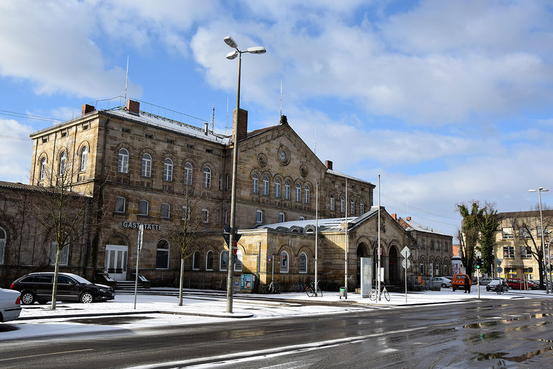 Datei:Hauptbahnhof mit Gaststätte.jpg
