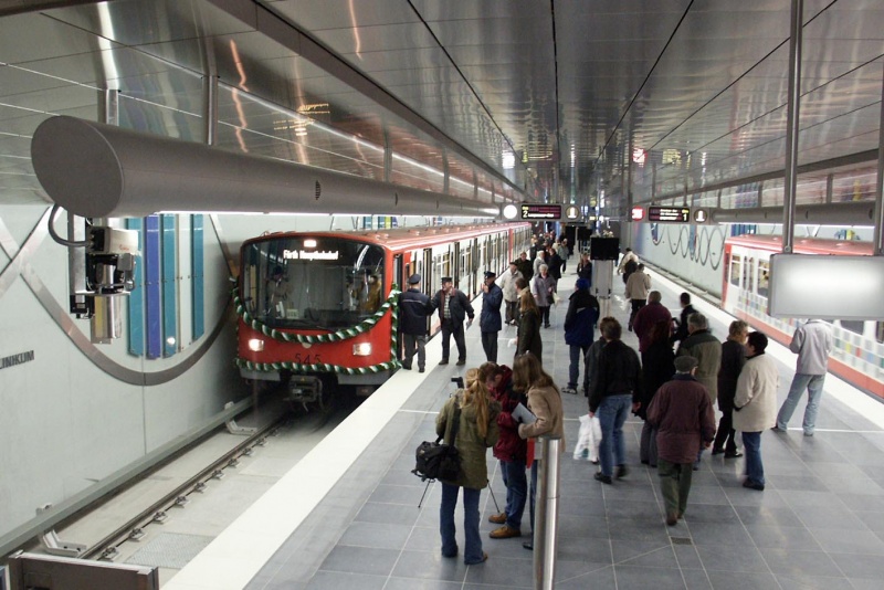 Datei:041204 Einweihung U Bahn Klinikum.jpg