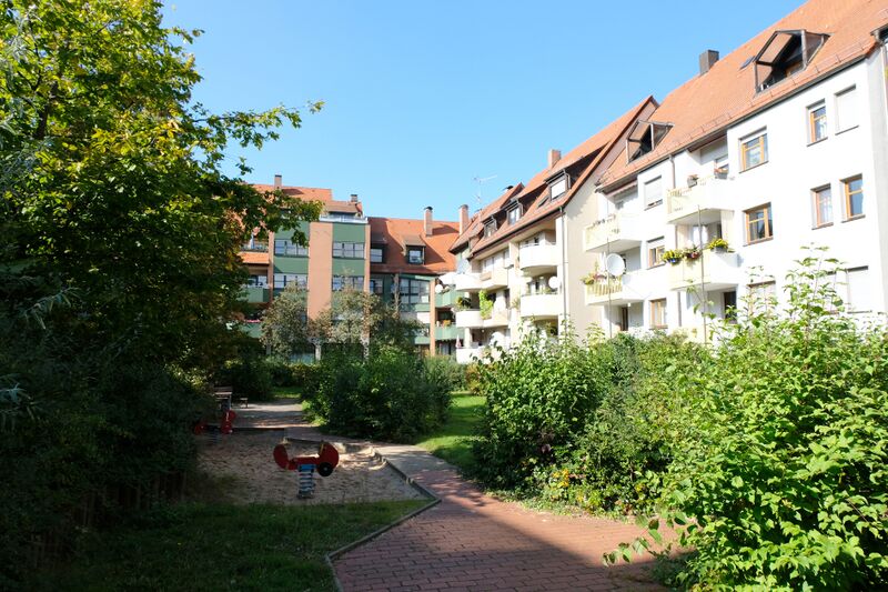 Datei:Ehem Schulhof 2017.jpg