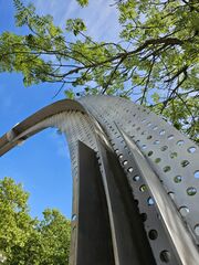 Paradiesbrunnen Regenbogen und Lebensbaum Esche.jpg