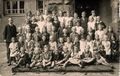 3. Schulklasse in der Pestalozzischule, links im Bild: Lehrer und Schulleiter Hr. Fassold, ca. 1932/33