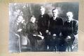 Familienfoto der Stadelner Bauernfamilie Friedrich Muggenhöfer mit Frau Babette vom "Melbershof" heute  mit Söhne vl. Fritz, August und Georg, Aufnahme von ca. 1915