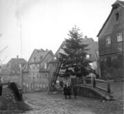 Bergstraße 28 Bildmitte, hinter Tannenbaum Bergstraße 26.jpg