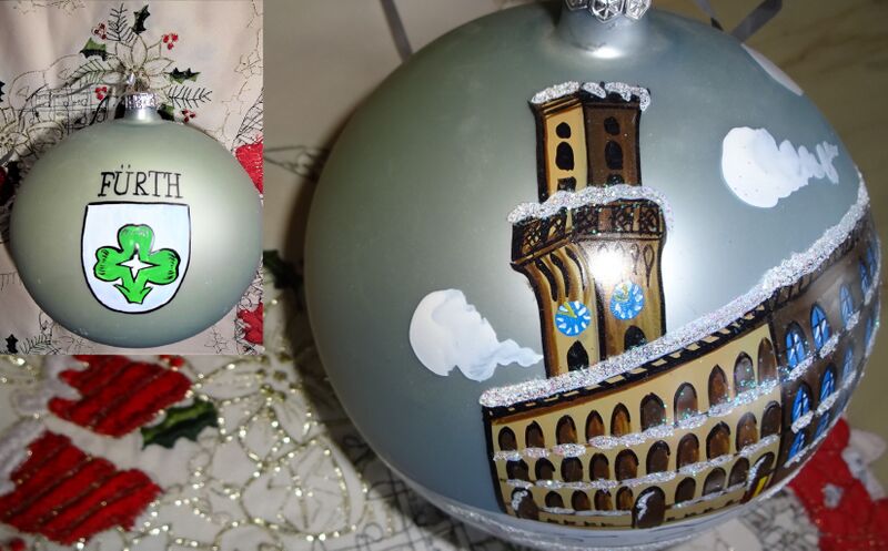 Datei:Christbaumkugel Fürther Rathaus.jpg