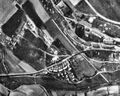 Die Fliegerhorstsiedlung (unten) 1945. Darunter die Mühltalstraße, darüber die Trasse der Flugplatzbahn.