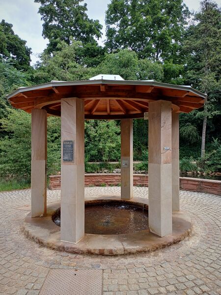 Datei:2025-07-24 Quelltempel Kleine Mainau.jpg