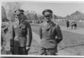 Luftwaffen-Offiziere am Flugplatz Fürth-Atzenhof. Tag der offenen Tür und/oder Flugtag. Datum unbekannt.
